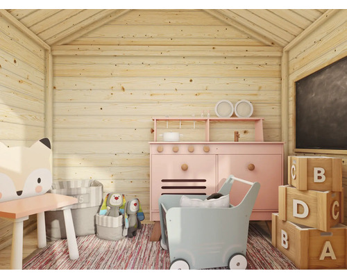 Intérieur de cabane de jeu avec cuisine jouet, tableau noir, coffres à jouets et chaise d'enfant