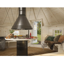 Innenansicht eines Grillhauses mit zentralem Grilltisch und Essecke.