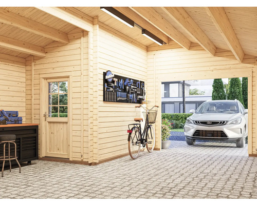 Intérieur d'un garage en bois avec mur d'outils, vélo et voiture