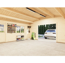 Vue intérieure d'un garage avec des panneaux en bois, un mur à outils et une voiture garée en arrière-plan