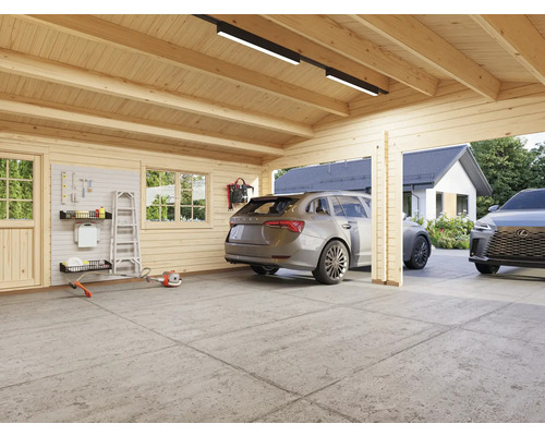 Garage spacieuse en bois avec deux voitures, étagères et outils de jardin pour le stockage et la protection.