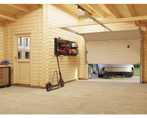 Innenansicht einer Garage mit Holzverkleidung, Garagentor, Werkzeugwand und einem Auto im Hintergrund