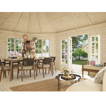 Maison en bois clair avec table à manger, chaises, décoration et fenêtres ouvertes sur le jardin.