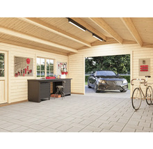 Garage en bois avec établi, panneau à outils et voiture