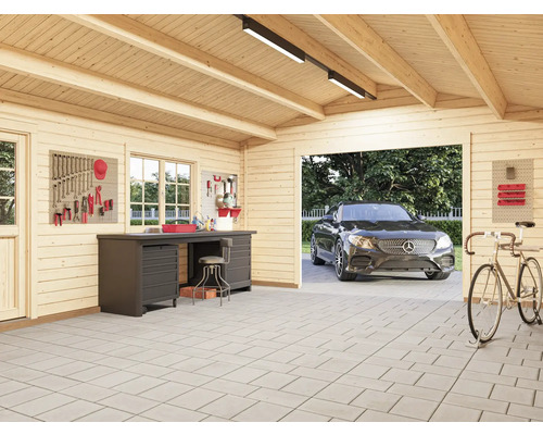 Garage en bois avec établi, panneau à outils et voiture