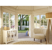 Helle Gartenoase mit Sitzgelegenheit, Kommode und Blick in den Garten