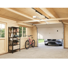 Garage lumineuse avec étagères, vélo et porte de garage partiellement ouverte avec une voiture derrière