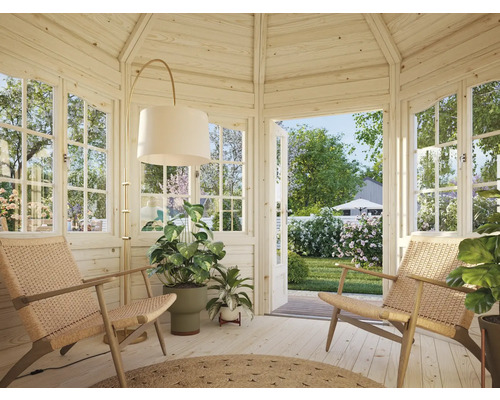 Helles Gartenhaus mit zwei Sesseln, Stehlampe und Pflanzen