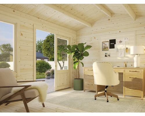 Bureau lumineux avec lambris en bois, bureau, chaise de bureau et vue sur la verdure