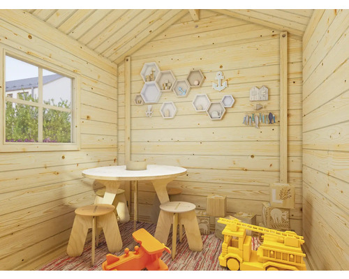 Innenraum eines Spielhauses mit Tisch, Stühlen und Spielzeug