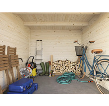 Vue intérieure d'une cabane de jardin en bois clair avec échelle, bûches, vélo et outils de jardinage