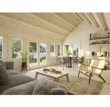 Pièce en bois clair avec canapé, table, chaises et étagères pour une ambiance conviviale.