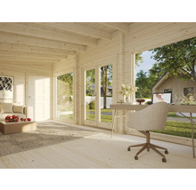 Vue intérieure d'une maison en bois avec espace bureau, sièges et fenêtres