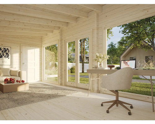 Vue intérieure d'une maison en bois avec espace bureau, sièges et fenêtres