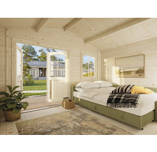 Chambre lumineuse avec murs en bois, lit et porte ouverte sur le jardin