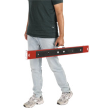 Un homme porte une barre de nivellement