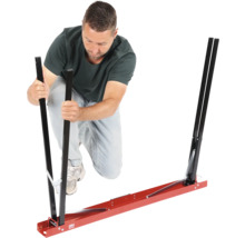 Un homme assemble un outil d'aide au montage pour vitres automobiles.