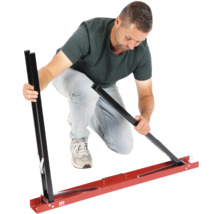 Une personne assemble un coupe-panneaux.