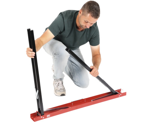 Une personne assemble un coupe-panneaux.