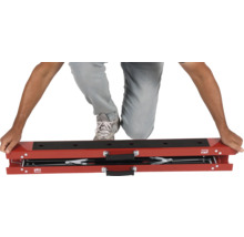 Personne agenouillée sur un élévateur de moto Cargo Point