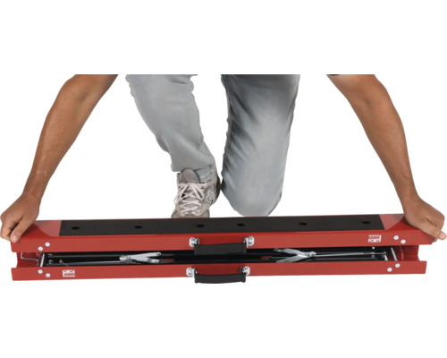 Personne agenouillée sur un élévateur de moto Cargo Point