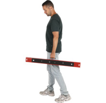 Un homme porte une règle à dresser avec une poignée