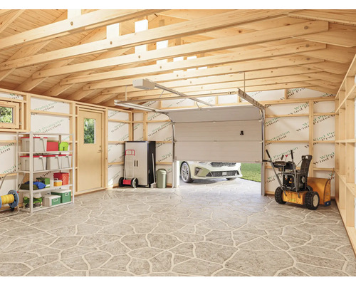 Helle Garage mit Holzrahmen, Regalen, Lagerschränken, Schneefräse und teilweise geöffnetem Garagentor