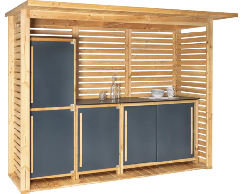 Cuisine de jardin en bois avec armoires et plan de travail