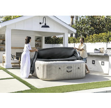 Aufblasbarer Whirlpool mit Abdeckung im Garten mit zwei Personen