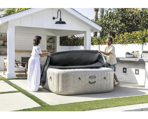 Aufblasbarer Whirlpool mit Abdeckung im Garten mit zwei Personen