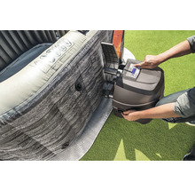 Aufblasbarer Whirlpool mit Bedienelement in Betrieb