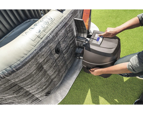 Aufblasbarer Whirlpool mit Bedienelement in Betrieb