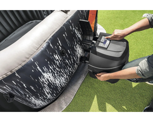 Jacuzzi gonflable avec panneau de commande et personne