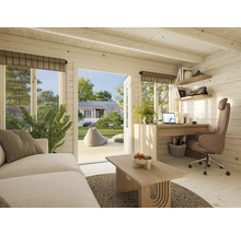 Vue intérieure d'une maison en bois claire avec un espace de vie et de travail, équipée d'un canapé, d'un bureau et d'une chaise de bureau