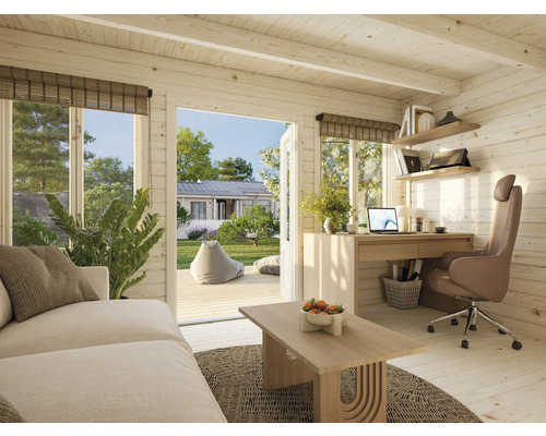 Vue intérieure d'une maison en bois claire avec un espace de vie et de travail, équipée d'un canapé, d'un bureau et d'une chaise de bureau