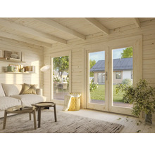 Espace de vie lumineux avec lambris en bois, canapé, table et vue à travers une porte patio sur une maison dans le jardin