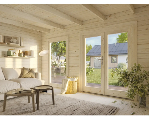 Espace de vie lumineux avec lambris en bois, canapé, table et vue à travers une porte patio sur une maison dans le jardin