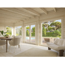 Intérieur d'une maison de jardin lumineuse avec table à manger et vue sur le jardin avec piscine