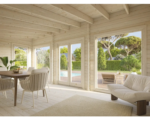 Intérieur d'une maison de jardin lumineuse avec table à manger et vue sur le jardin avec piscine