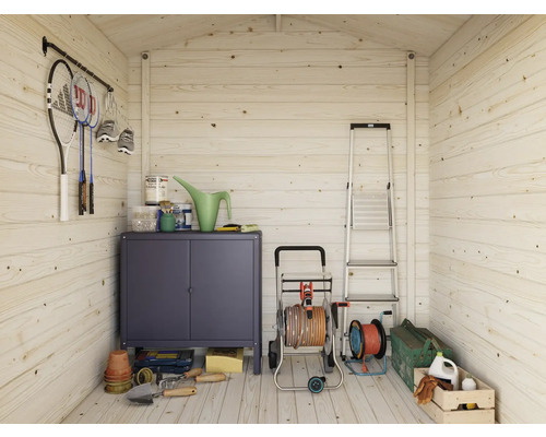 Intérieur de cabanon de jardin avec étagères, échelle, outils de jardinage et articles de sport
