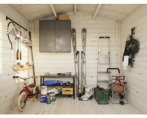 Abri de jardin organisé avec articles de sport, outils et accessoires de jardin.