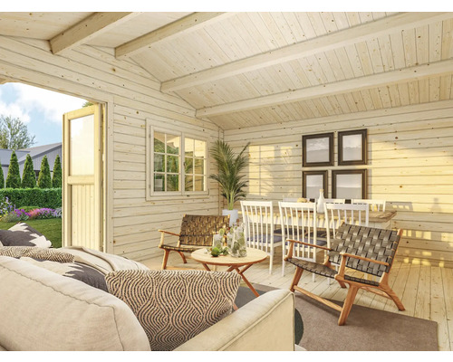 Intérieur lumineux d'une maison en bois avec meubles, table et chaises