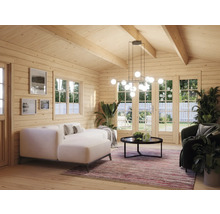 Intérieur lumineux d'une maison en bois avec canapé, fauteuil, table et suspension