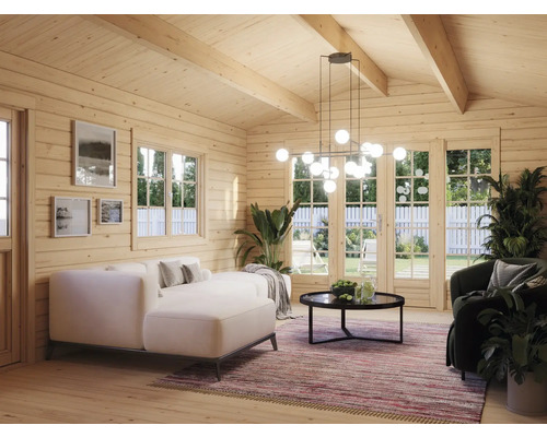 Intérieur lumineux d'une maison en bois avec canapé, fauteuil, table et suspension