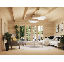 Salon lumineux avec lambris en bois, canapé, fauteuil et plantes d'intérieur