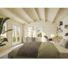 Vue intérieure d'une maison en bois clair avec lit, bureau et commode