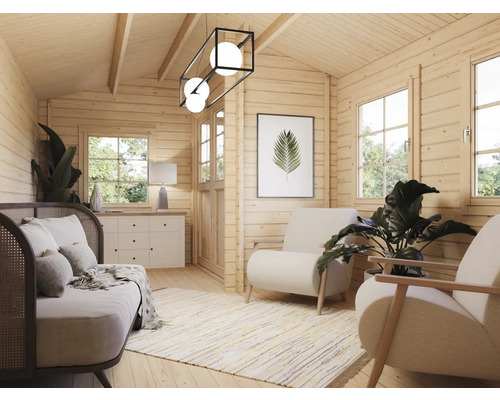 Salon lumineux avec lambris en bois, canapé, fauteuils et décorations pour une ambiance chaleureuse