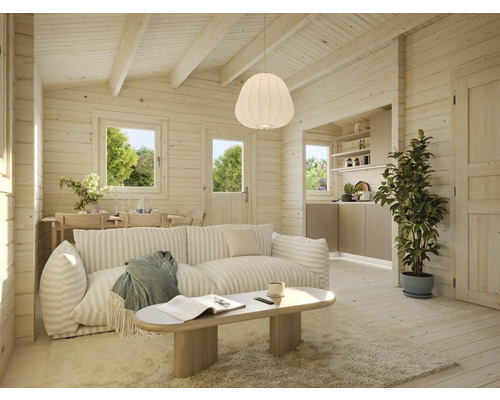 Helles Wohnzimmer mit Holzwänden, Sofa, Tisch und Zimmerpflanze