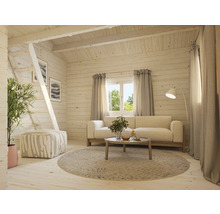 Salon lumineux avec lambris en bois, canapé, table et escalier menant à une galerie