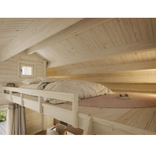 Intérieur de maison en bois avec lit sur plateforme surélevée